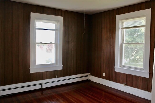 Building Photo - 204 Lewis St