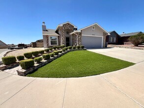 Building Photo - Beautiful East Side Home-Prime Location!