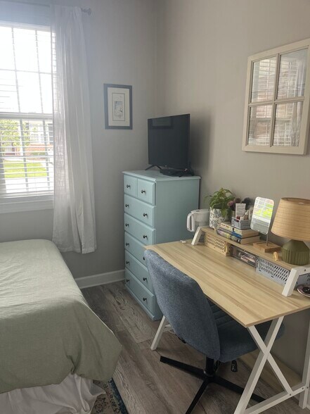 Building Photo - 323 Monlandil Dr