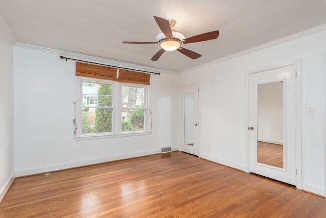 Building Photo - Charming North Asheville Home