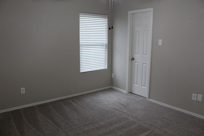Building Photo - 1321 Red River Ln