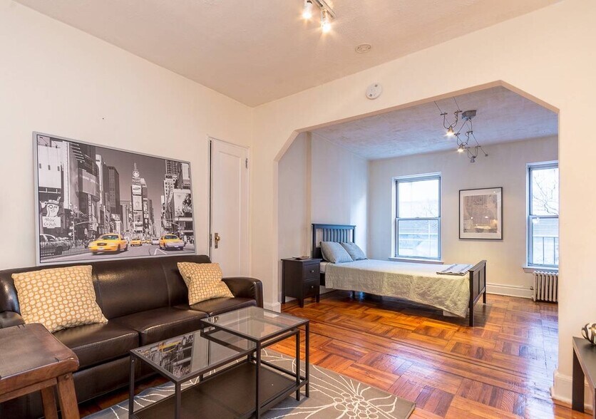 Large Studio - Unit 2B - 405 E 61st St