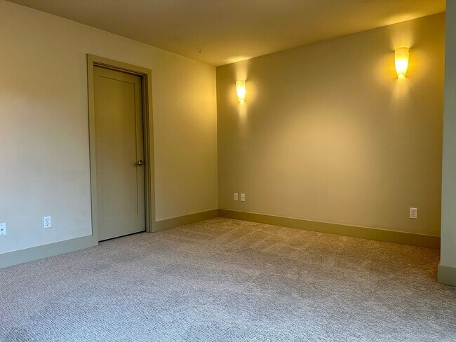 Building Photo - Enjoy pets and parking at this ideal townh...