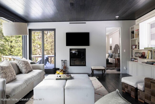 Building Photo - 70 Raybrook Dr