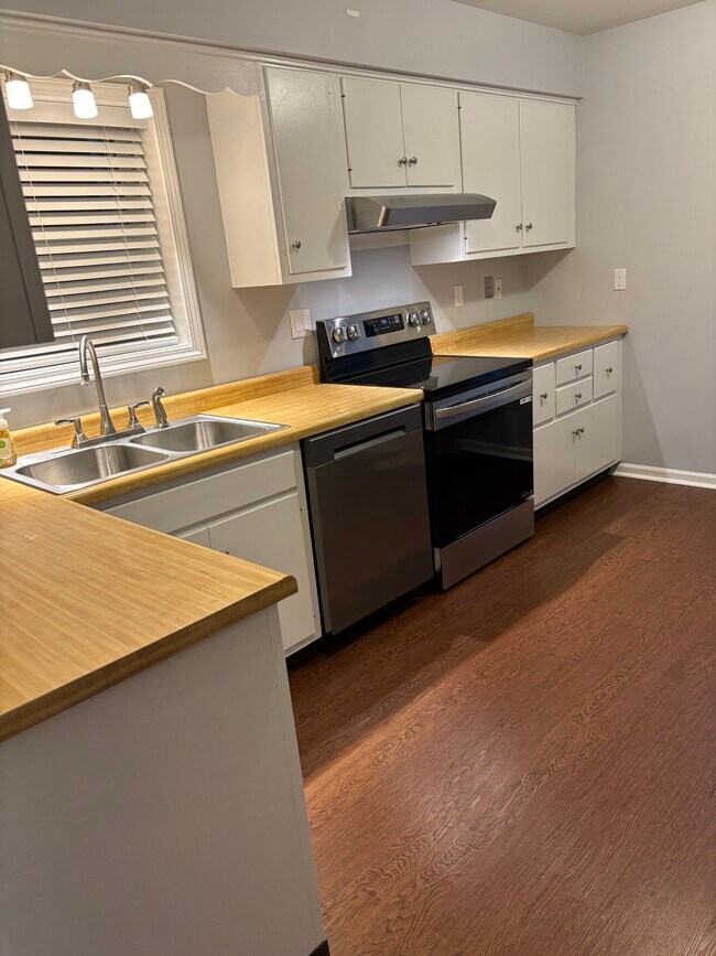 Brand new LG dishwasher and range - 22 Williamsburg Cir