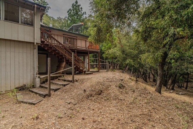 Building Photo - Large 2 Bedroom Home