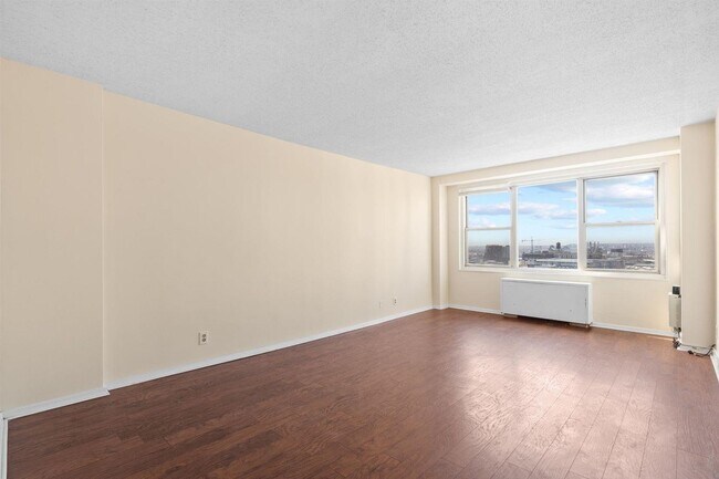 Building Photo - 225 St Pauls Ave