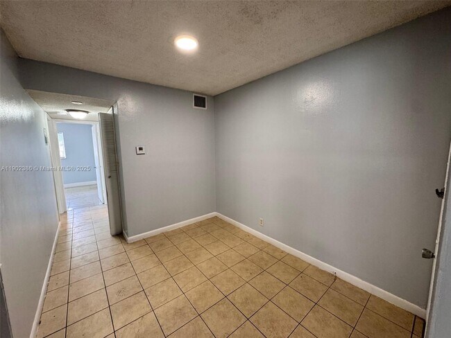 Building Photo - 6840 Pembroke Rd
