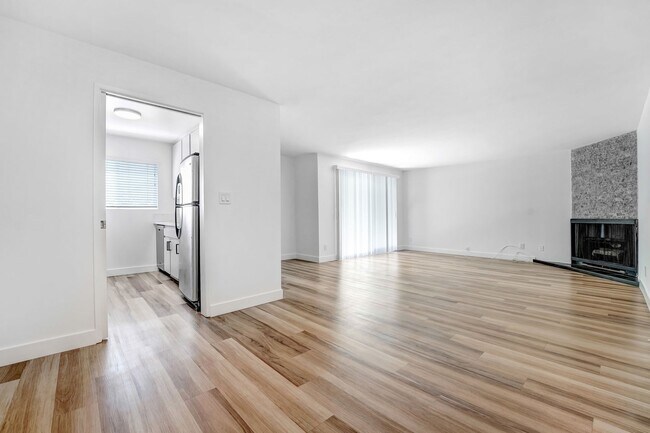 Interior Photo - 843 18th St in Santa Monica.  Steps to Montana Ave!