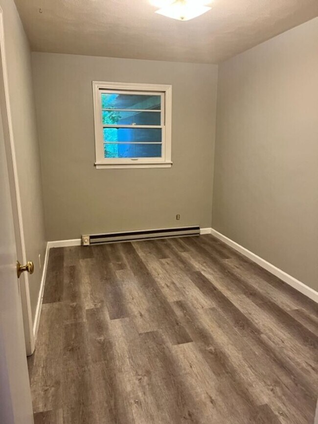 Building Photo - 3 bed 1 bath Single Family Home with 1 car attached Garage