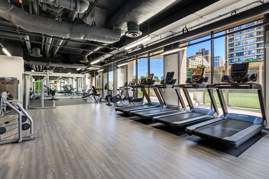 Building Photo - 2020 N Lincoln Park W