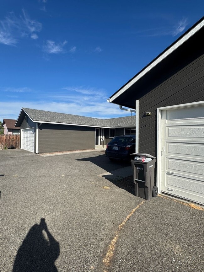 Building Photo - 1105 S 34th Ave