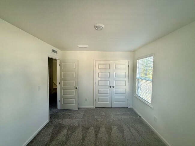 Building Photo - Three bedroom, 2.5 bath townhome in Mebane...