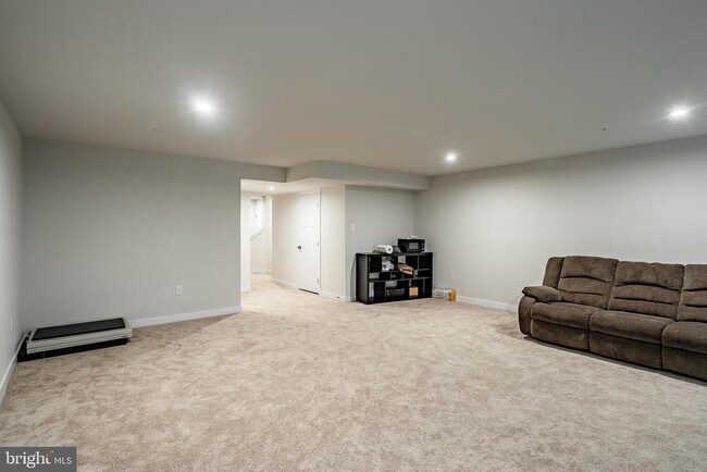 Building Photo - 208 Chase Dr