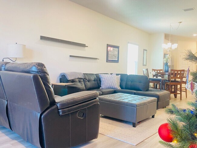 Building Photo - Spacious 4BR/2BA Home with Flexible Living Areas in Saddle Ridge