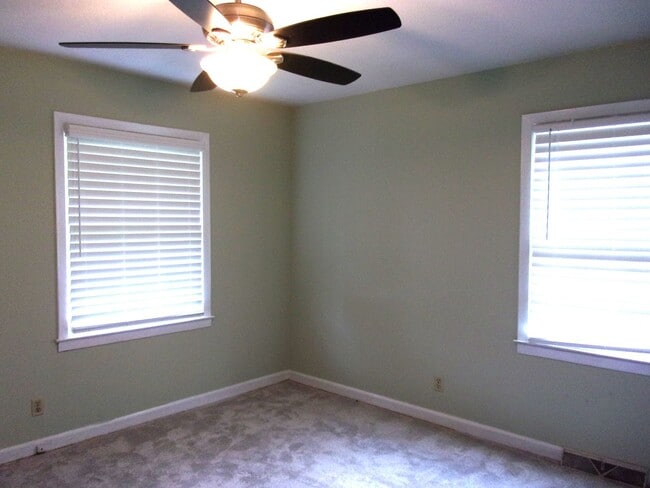 Building Photo - 3 Bedroom Brick Ranch Home on Large Lot