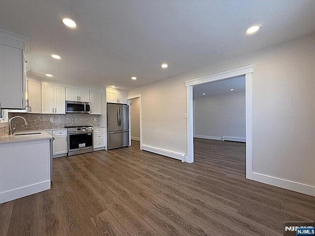 Building Photo - 682 Valley Brook Ave