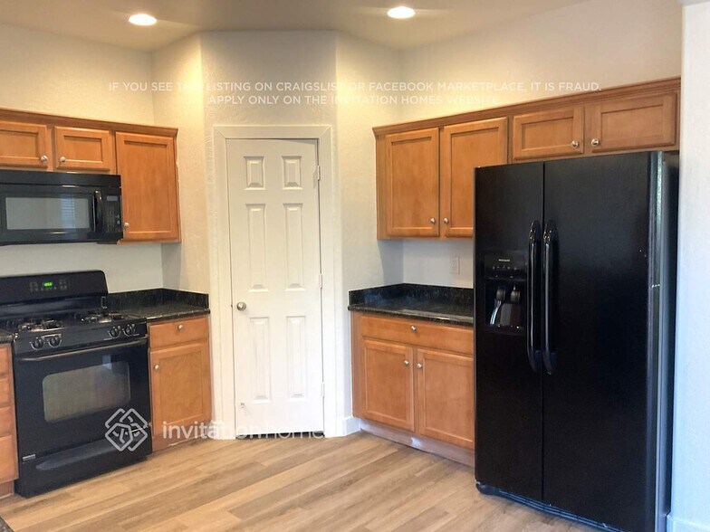 Building Photo - 4461 W Galapagos Ave