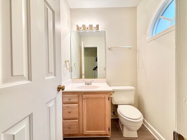 Building Photo - 3 BR Townhouse w/ Garage in Adams Farm