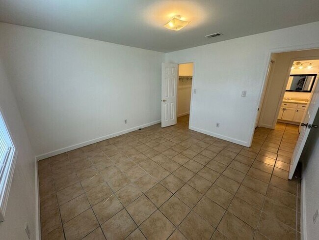 Building Photo - Gulf Breeze - Greenbriar Estates - 2 bed, 1 bath - Lawn care included