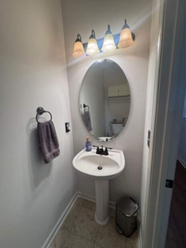 Building Photo - Wonderful townhome in Perfect Location