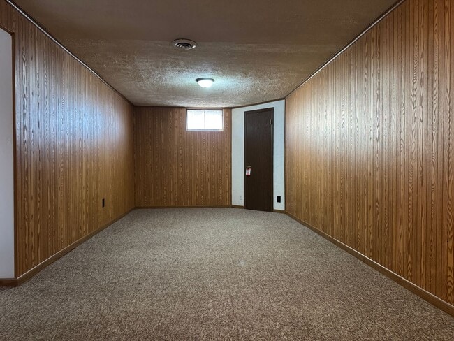 Building Photo - Comfortable 3-Bedroom Home with Park Access & Easy Commute