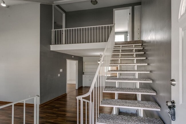 Building Photo - Spacious 4-Bedroom Home in Mature Neighbor...