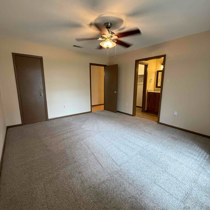 Building Photo - 3011 Cavalier Dr