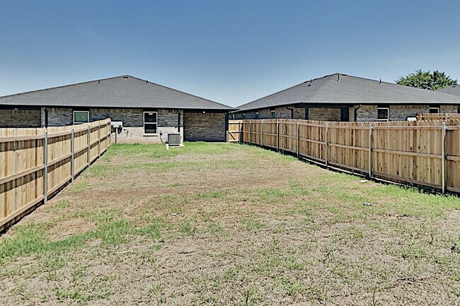 Building Photo - 3 Bedroom 2 Bath Duplex With 2 Car Garage ...