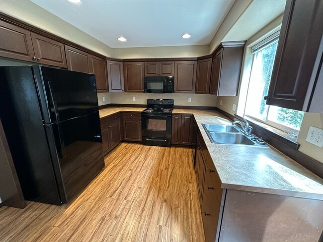 Building Photo - 2100 N Chestnut St