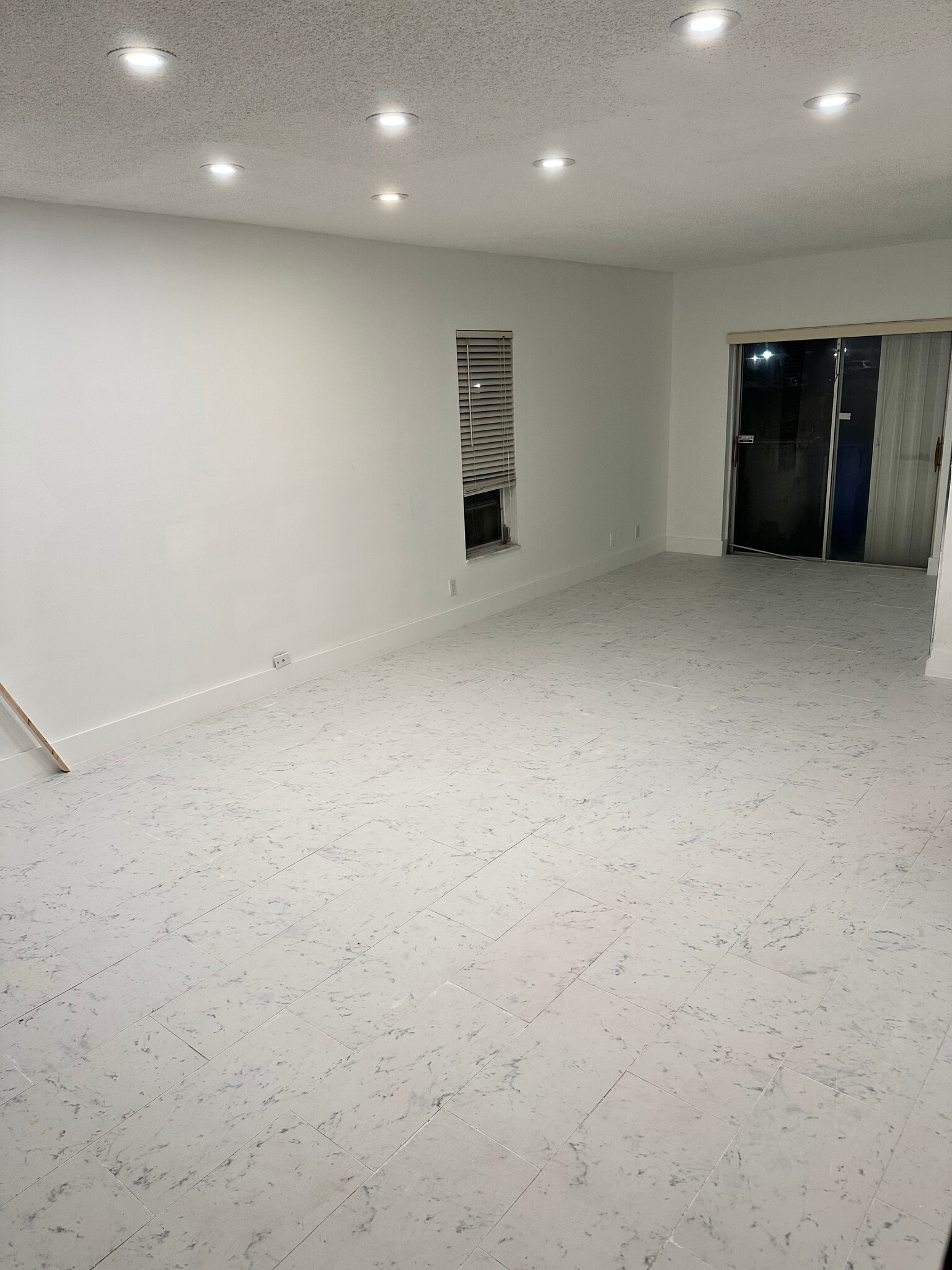 living room - 3115 N Palm Aire Dr