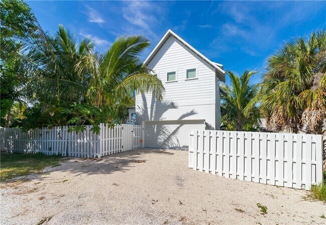 Building Photo - 580 Broadway St