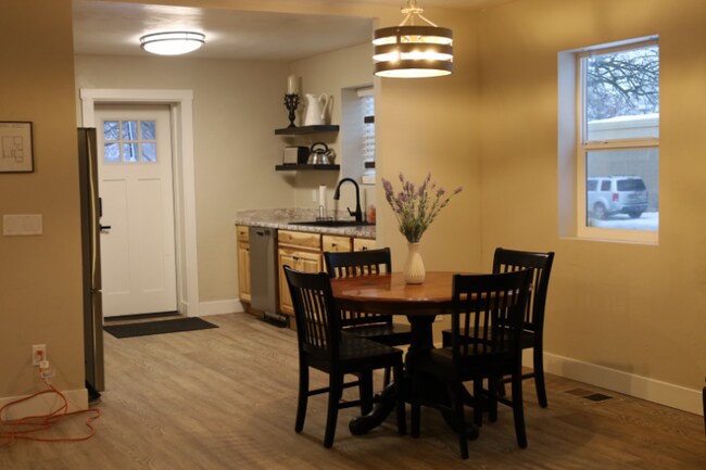 Building Photo - 351 N Main St