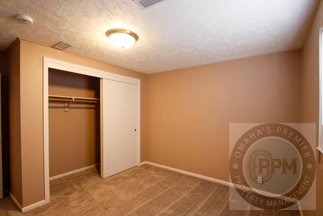 Building Photo - Charming 6 Bed 2 Bath Home Near the Offutt