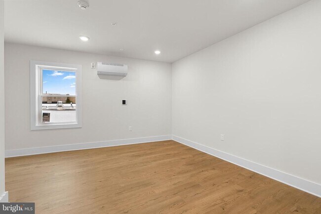 Building Photo - 30 W Broad St