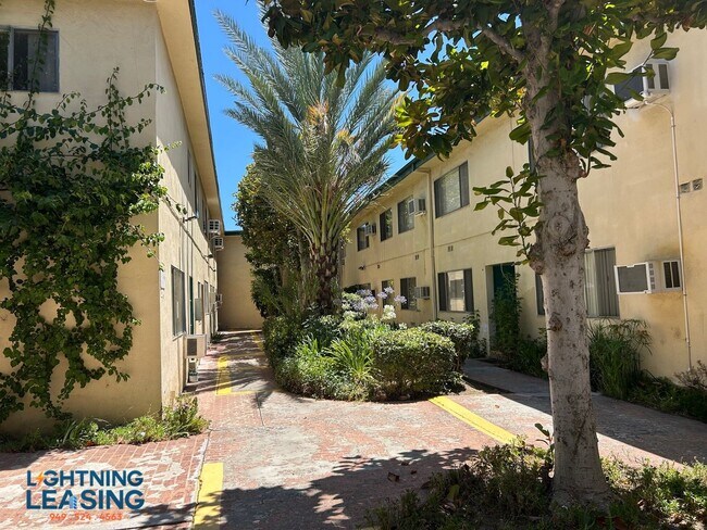 Building Photo - 5130 1/2 Yarmouth-25D