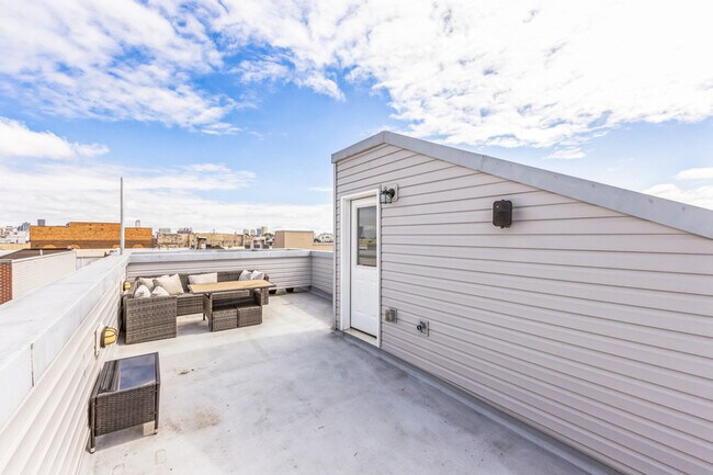 Building Photo - 704 Cantrell St