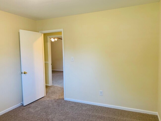 Building Photo - Wow, great location, newly renovated, 4 beds/2 bath, private fenced yard, sun room/office, must see!