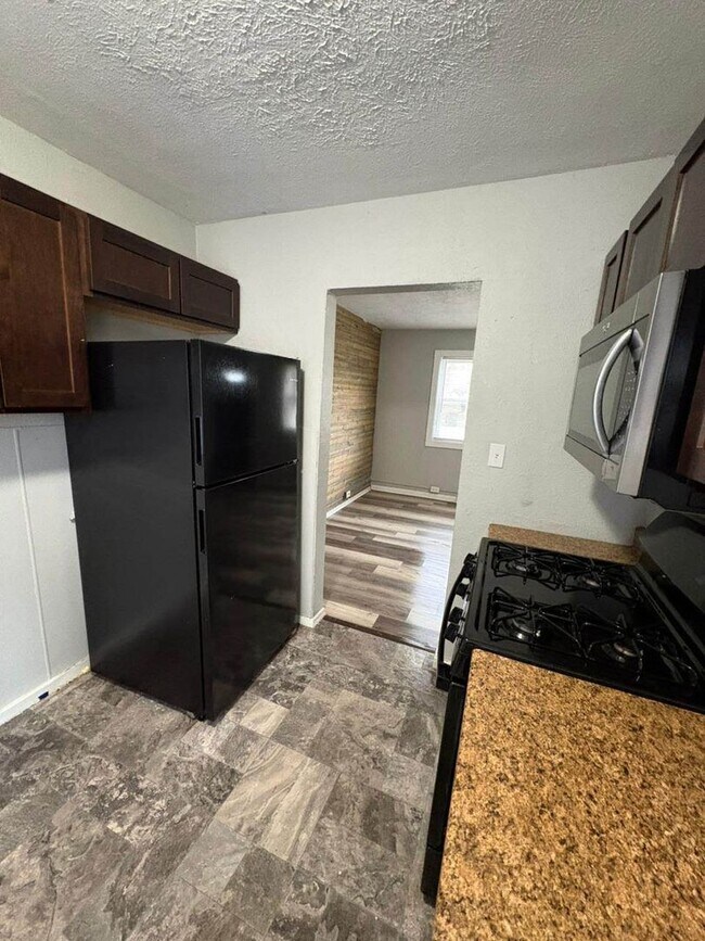 Building Photo - 2-Bedroom, 1-Bathroom Home – $1,055/Month | Accepting Section 8