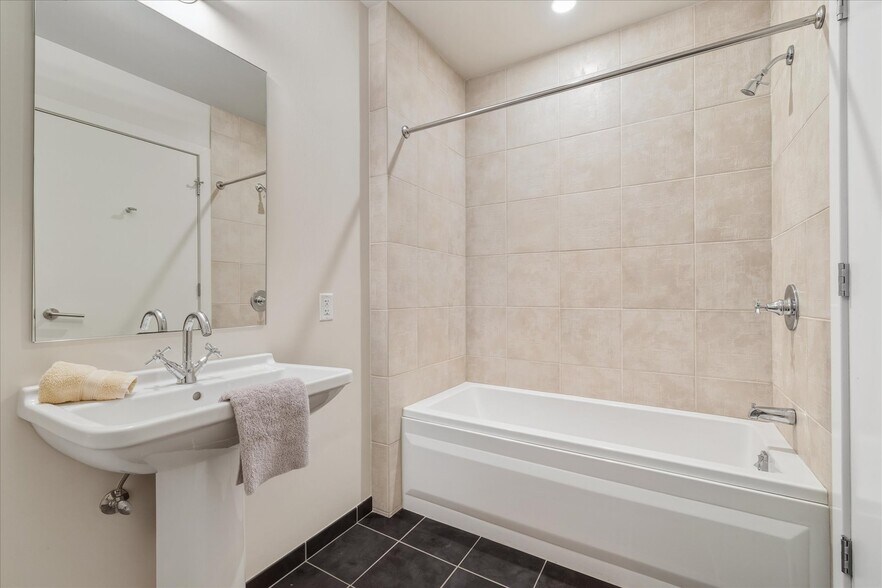 Secondary Primary En-Suite - 410 Acoma St