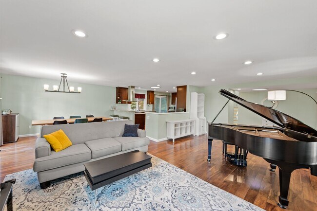Building Photo - Charming 5-Bedroom Tri-Level Retreat in La...