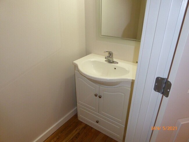 Building Photo - Beautiful 3 Bed 2.5 Bath Townhome in Roosevelt, Seattle