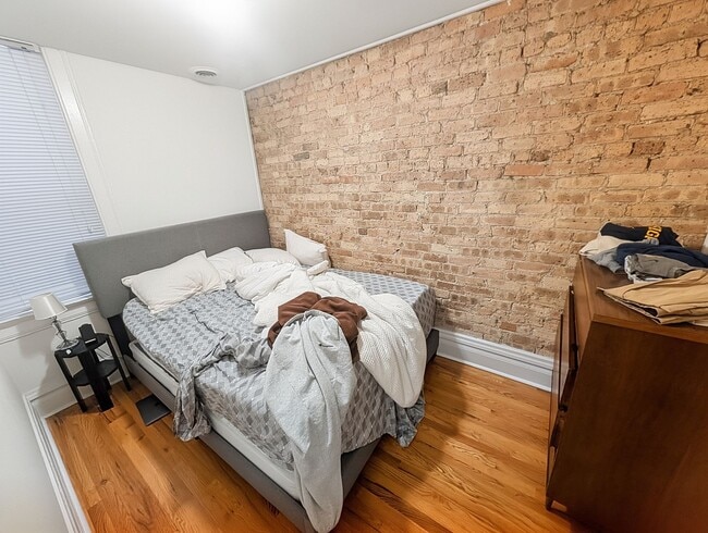Building Photo - Large 2 BR/ 1 BA in Fantastic Wicker Park Location