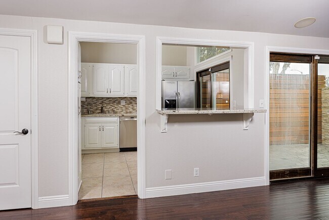 Building Photo - Upgraded Newport Beach Townhouse in Park Lido!