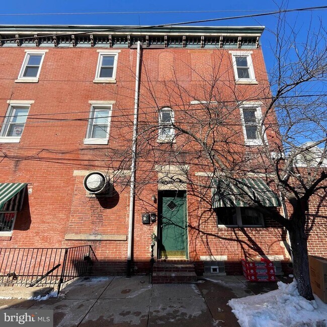 Building Photo - 2721 E Somerset St