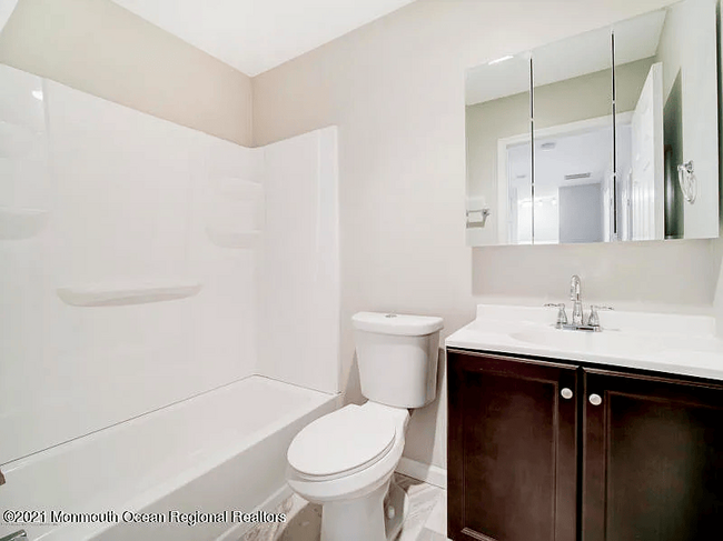 Upstairs Bathroom - 869 Mariposa Ct