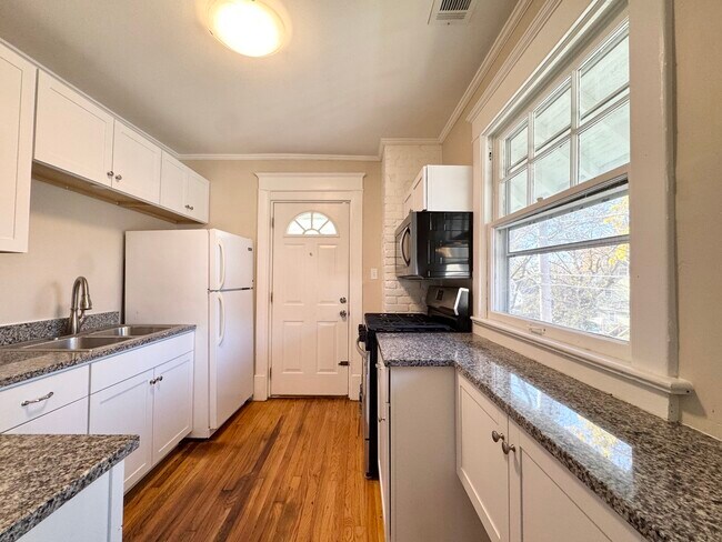 Building Photo - 811 E 39th St