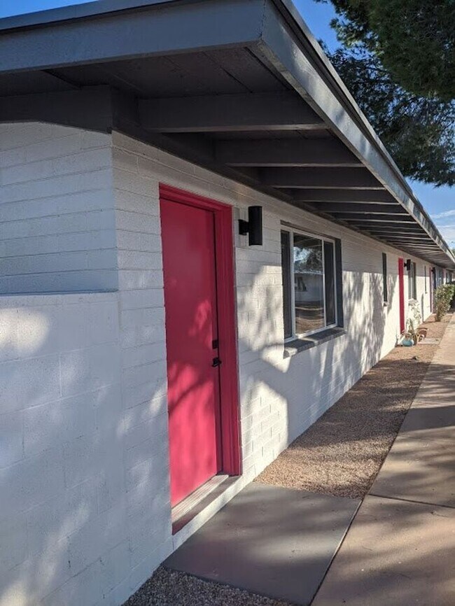 Building Photo - Super Cute Southwestern 2 Bedroom - ! Bath...