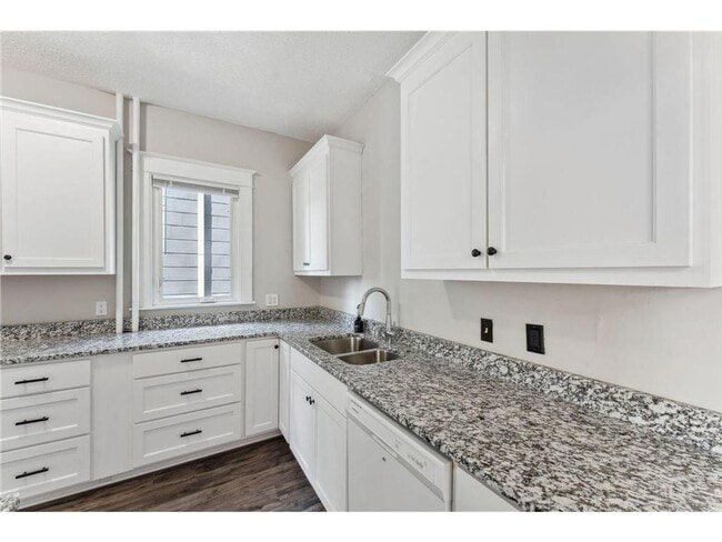 Building Photo - Beautiful 5 Bedroom 3 Bathroom House in MacGroveland