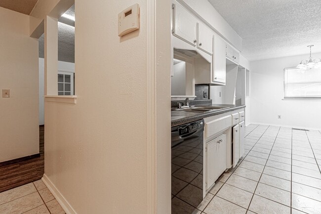 Building Photo - 3 Bed 2 Bath in OKC!